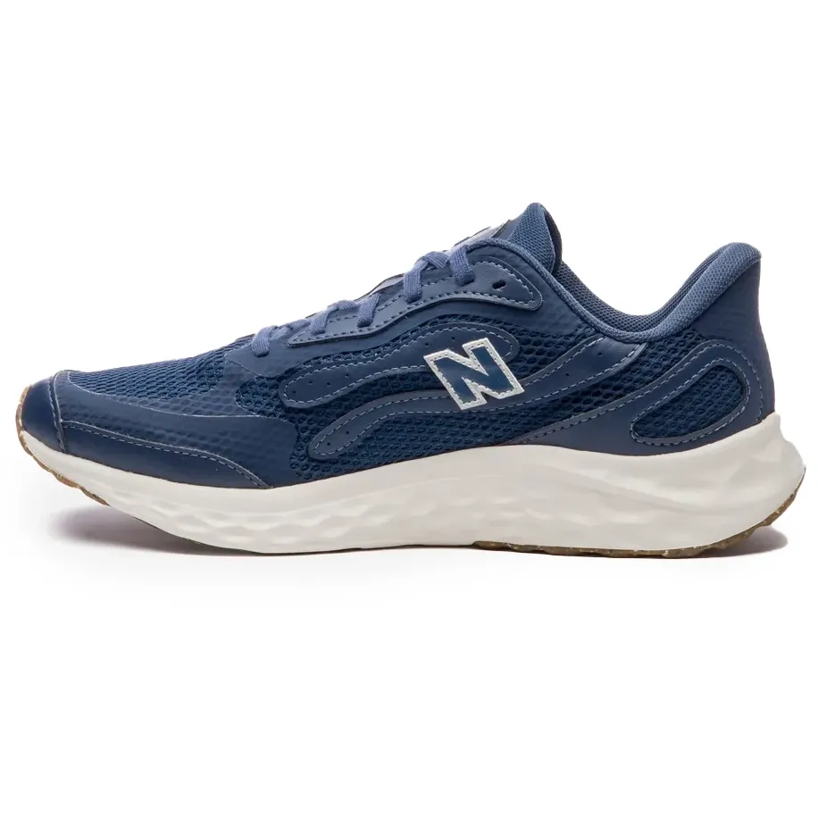 Tênis New Balance marinho vista lateral esquerda mostrando entressola acolchoada e solado com tração